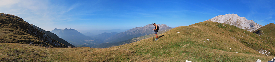 Alla Bocchetta di Cimetto (1935 m) con vista a sud verso la conca di Oltre il Colle e i suoi monti