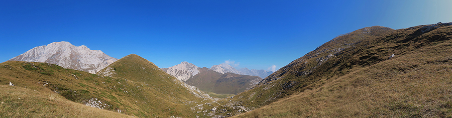 Alla Bocchetta di Cimetto (1935 m) con vista a nord-est verso il Camplano e i suoi monti