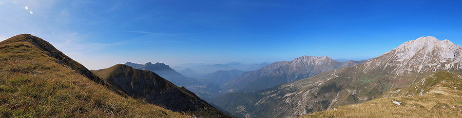 In salita a Cima Foppazzi seguendo tracciolina sul costone erboso del versante nord con vista sui monti della conca di Oltre il Colle