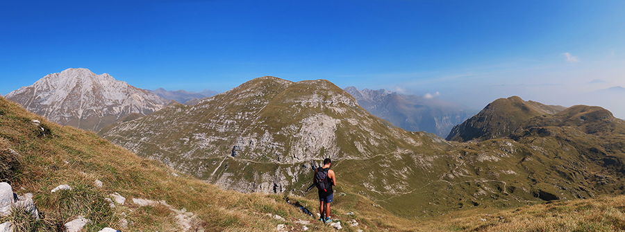 Scendendo da Cima Grem alla bocchetta con bella vista in Arera, Cima Foppazzi e Cima Golla