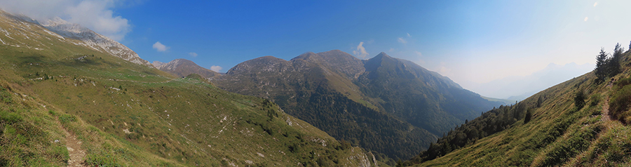 Sul sentiero 237 , scesi dalla Baita Zuccone, bella vista sul Cima Foppazzi e Cima GRem che andiamo a salire