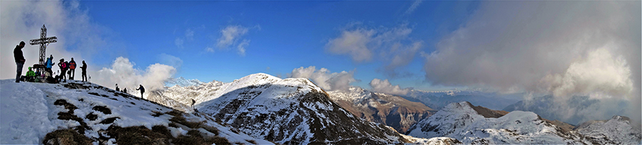 Alla croce di vetta di Cima Grem (2049 m)