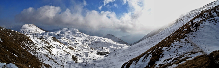 Scendendo da Cima Grem (2049 m) alla Bocchetta di Grem (1976 m) e al Bivacco Mistri (1790)