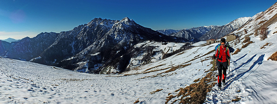 Sul sentiero 223 passaggio alla Baita di Mezzo (1447 m)