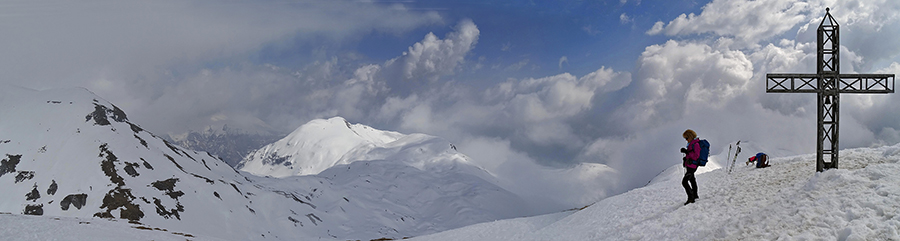 Panorama dalla croce di vetta di Cima Grem (2049 m)