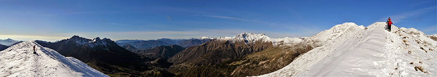 Panorama dalla lunga, affilata, innevata cresta per Cima Grem 