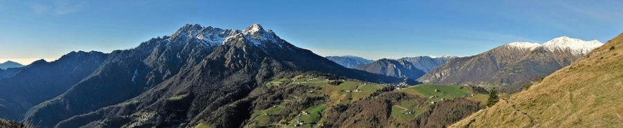 Sul sentiero 223 salendo alla Baita Alta di Grem ...panorama verso il Colle di Zambla, l'Albene a sx e il Menna a dx