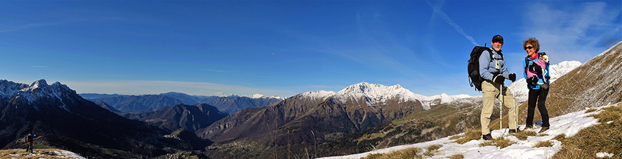 Vista sulla conca di Oltre il Colle con Alben a sx, Menna ed Arera a dx