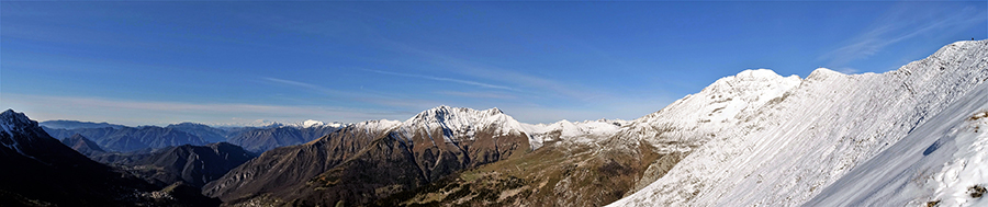 Vista sulla conca di Oltre il Colle , Menna, Arera e cresta di vetta innevata di Cima Grem