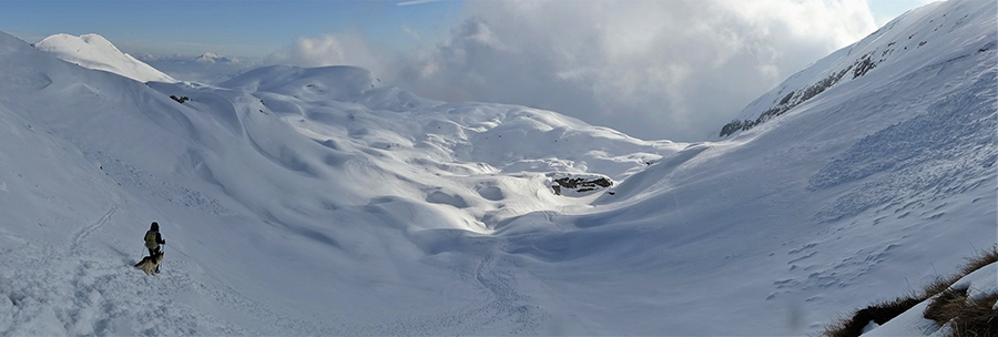 In discesa dall Bocchetta di Grem (1976 m) al Bivacco Mistri (1790 m) sul sent. 223 stracarico di neve