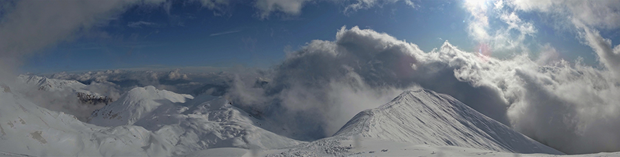 La cresta di Cima Grem (1849 m) ammantata di neve