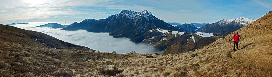 Salendo sul sentiero 223 per pratoni con vista verso la Val del Riso, ricoperta di nebbia, l'Alben e il Menna - foto Piero Gritti il 9 gennaio 2013