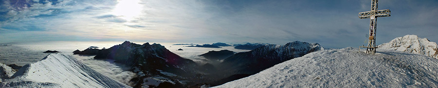 Da Cima Grem (2049 m.) panorama verso la Val del riso, la Val Serina, la pianura