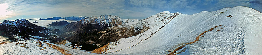 Panoramica sulla lunga cresta di Cima Grem (2049 m.)
