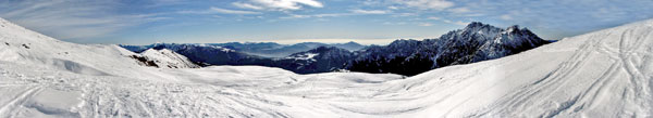 Dalla cresta Grem ...i pascoli innevati sopra la Baita Alta - foto Piero Gritti 26 genn. 08