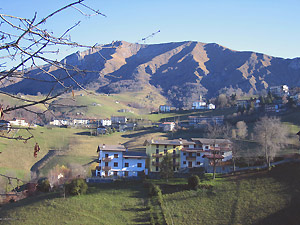 Vista autunnale su Zambla Alta e il Grem