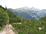 Salendo ai Laghi Gemelli con vista verso i monti Seccoe Pegherolo - foto Piero Gritti 11 agosto 07