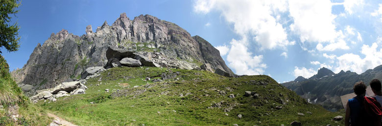 Alle pendici del Pizzo del Becco un'occhiata alla cartina pirma della salita