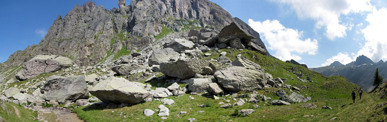 Alle pendici del Pizzo del Becco immani pietre