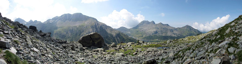 Dalle pendici del Pizzo del Becco verso i Laqhi Gemelli