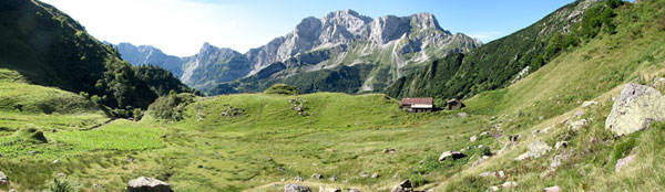 Val Corte - Baita Corte di mezzo sul sentiero 126 per il Passo Laghi Gemelli