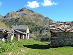 Baita del Colet sopra il Lago del Becco