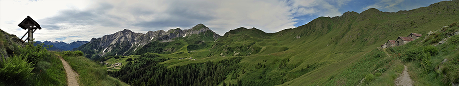Vista panoramica sulla conca della Baita del Camoscio dalle Baite Fontanini (1861 m)