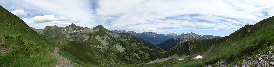 Salendo dal Passo di Tartano a Cima di Lemma bella vista verso la regione dei Laghi di Porcile e i suoi monti