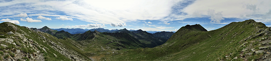 Dalla Cima di Lemma (2348 m) vista panoramica ad ovest sulla lunga discesa in cresta al Passo di Lemma (2137 m)