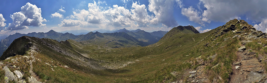 Panorama da Cima di Lemma (2348 m) a nord verso le Orobie valtellinesi e le Alpi Retiche