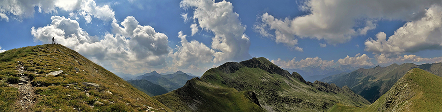 Panorama da Cima di Lemma (2348 m) a nord verso le Orobie valtellinesi e le Alpi Retiche