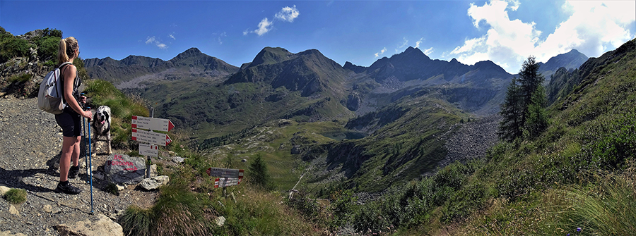 Vista panoramica dall'inizio del sent. 201 sui Laghi di Porcile dell'alta Val Launga e le loro montagne