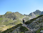 Luisa e il lupo di fronte alla Valle e Bocchetta dei Lupi  - foto Piero Gritti 4 agosto 07