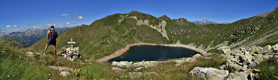 Salendo in Corno Stella bella vista sul Lago Moro (2335 m) e verso Il Passo di Valcervia (2319 m)