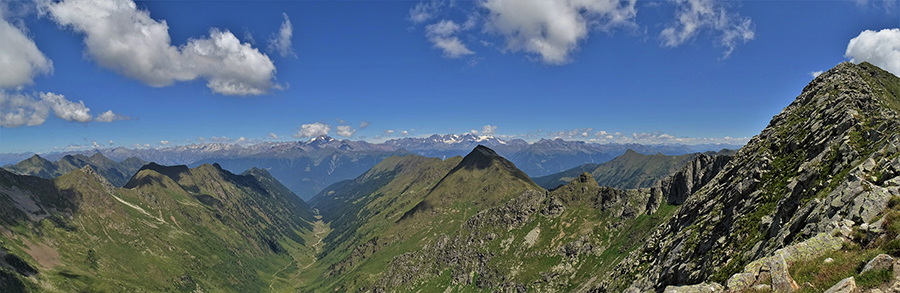 Salendo in Corno Stella bella vista sulla Valcervia e verso le Alpi Retiche