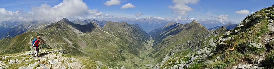 Salendo dal Lago Moro al Corno Stella vista a nord sulla Val Cervia e le Alpi Retiche