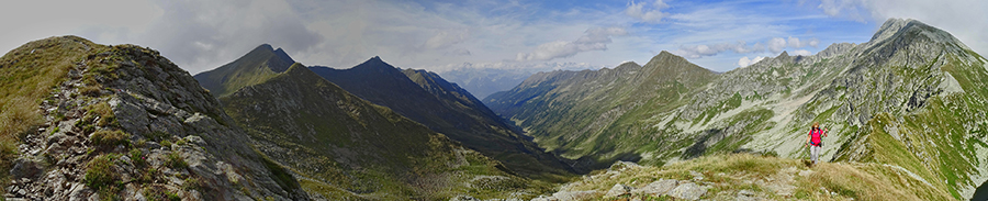 Al Passo di Valcervia (2319 m) con vista in Val Cervia