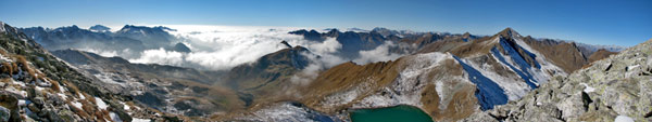 Dal Corno Stella panoramica verso il Lago Moro, la Val Carisole, la Val Brembana nella nebbia - foto Piero Gritti 1 nov 07