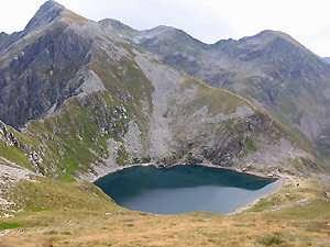 Il Lago Moro visto dal Passo Valcervia (m.2318) con  sullo sfondo a sx il Corno Stella