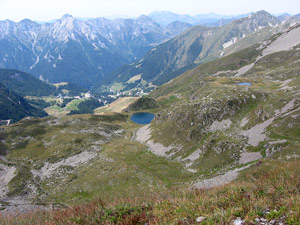 I laghetti del Montebello dal Passo di Valcervia