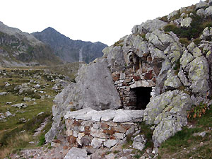 Postazione per mitragliatrice nelle trincee del Passo Dordona (m.2061)  di Foppolo