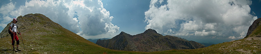 Panoramica salendo al Pizzo Paradiso con vista verso il Pizzo Tre Signori