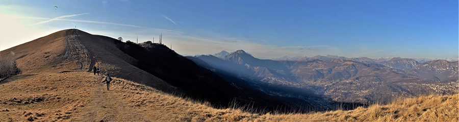 Vista panoramica verso la cima del Linzone a dx e le Orobie a sx