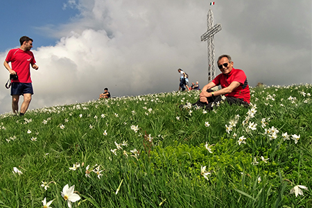 Spettacolo di narcisi e di amici sul Linzone (1392 m) il 12 maggio 2018 - FOTOGALLERY