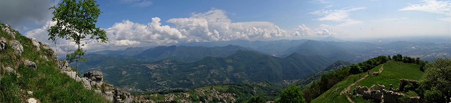 Dalla cresta del Linzone vista sul sent. 571, le Valli Imagna, Brembilla, Brembana e le Orobie
