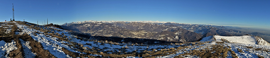 Vista panoramica verso Linzone a sx e la Valle Imagna e le Orobie a dx