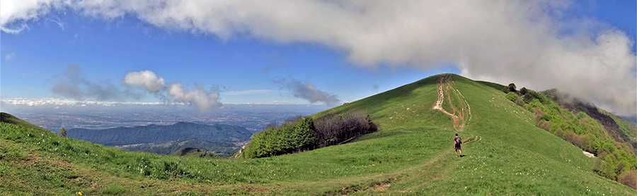 In salita alla cima del Linzone (1392 m) con vista sui colli e la pianura