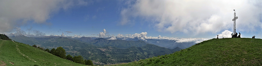 Dalla croce di vetta del Linzone (1392 m) con vista sulla Valle Imagna e verso le Orobie