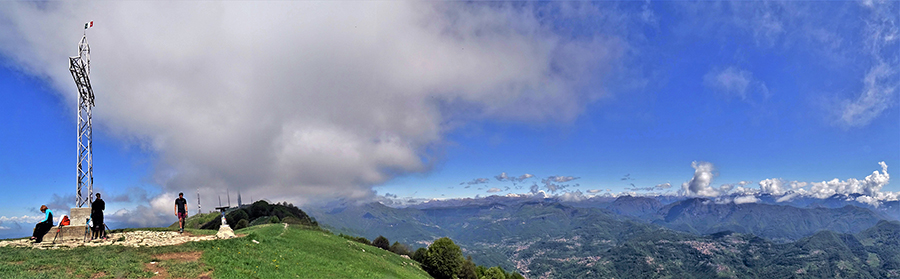 Dalla croce di vetta del Linzone (1392 m) con vista sulla Valle Imagna e verso le Orobie