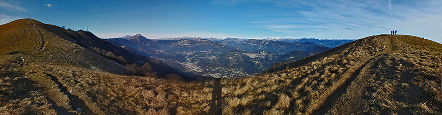 Sulla panoramica dorsale del Linzone vista panoramica verso Valle Imagna ed oltre